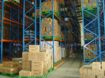 Palette stockant le système très étroit de défilement ligne par ligne de bas-côté pour la gestion industrielle d'entrepôt