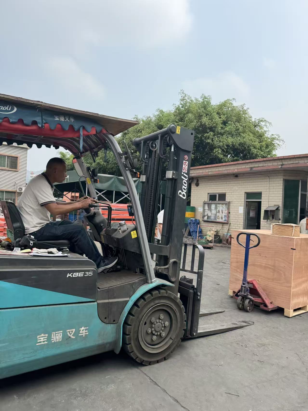 Derniers blogs de l'entreprise sur La livraison mondiale en action: les rayonnages de stockage de moisissures en marche