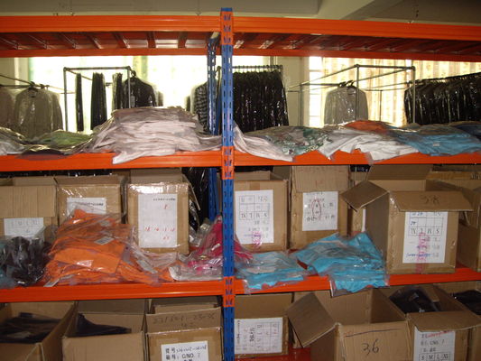 Support à usage moyen de plaque d'acier à multiniveaux réglable pour le stockage de vêtement de mode